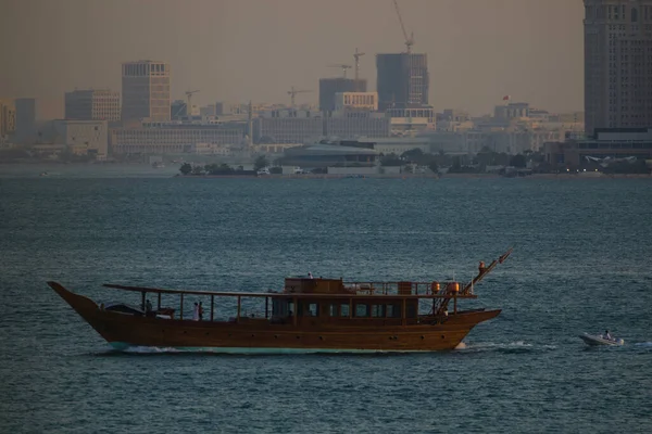 Ένα Ξύλινο Σκάφος Που Επιπλέει Στον Περσικό Κόλπο Ντόχα Πόλη — Φωτογραφία Αρχείου