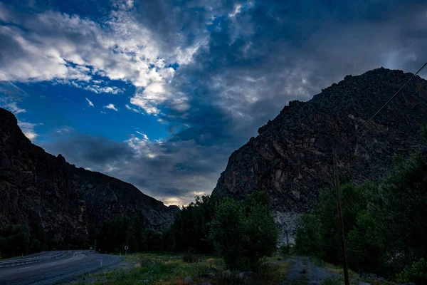 Fotografie Frumoasă Munților Uzundere Fundalul Norilor Cerul Albastru — Fotografie, imagine de stoc