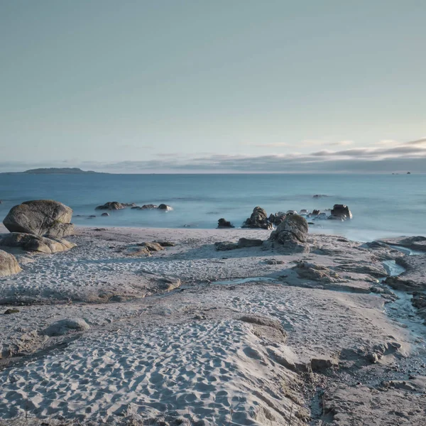 Фантастичний Знімок Піщаного Кам Янистого Пляжу Спокійним Морем — стокове фото