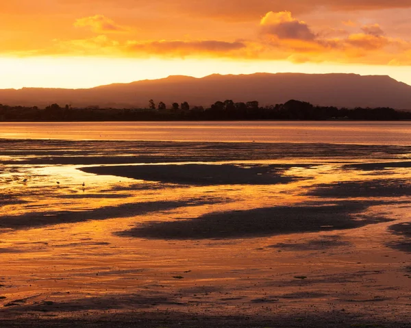 Uma Vista Hipnotizante Pôr Sol Lago Com Céu Vermelho Refletido — Fotografia de Stock