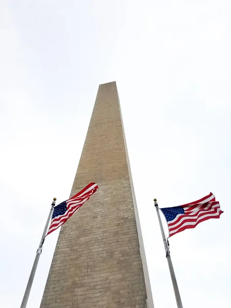 Disparo Bajo Ángulo Banderas Estadounidenses Cerca Una Torre Monumento Washington — Foto de Stock