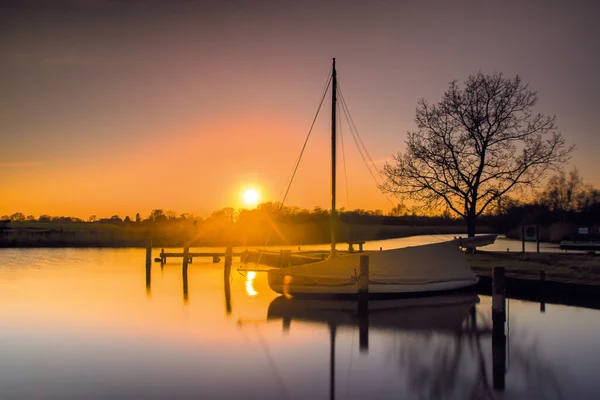 Der Atemberaubende Blick Auf Einen Sonnenuntergang Mit Einem Geparkten Segelboot — Stockfoto