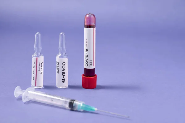 Zbliżenie Igły Strzykawki Testu Covid Ampułek Szczepionką Fioletowej Powierzchni — Zdjęcie stockowe