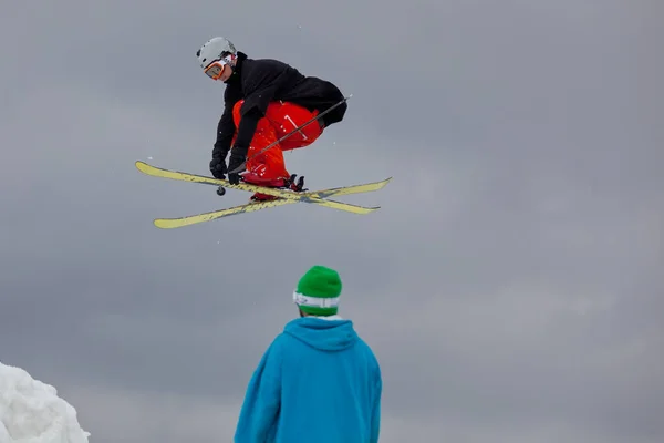 Een Professionele Skie Die Door Lucht Springt Indrukwekkende Vaardigheden Doet — Stockfoto