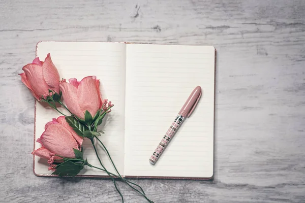 Вид Зверху Ручку Які Рожеві Декоративні Квіти Відкритій Поверхні Ноутбука — стокове фото