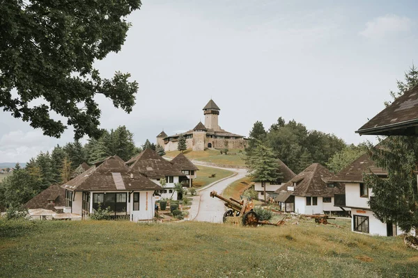 2019 Július Fantasztikus Kép Egy Ősi Kastélyról Egy Magas Dombon — Stock Fotó