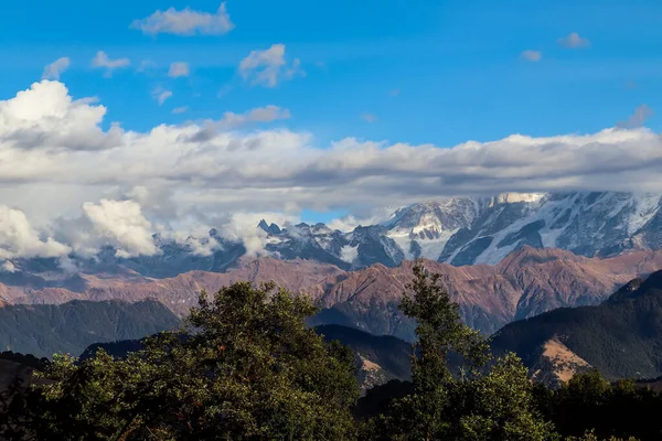 Uma Vista Surpreendente Cadeia Montanhosa Coberta Neve Sob Nuvens Céu — Fotografia de Stock