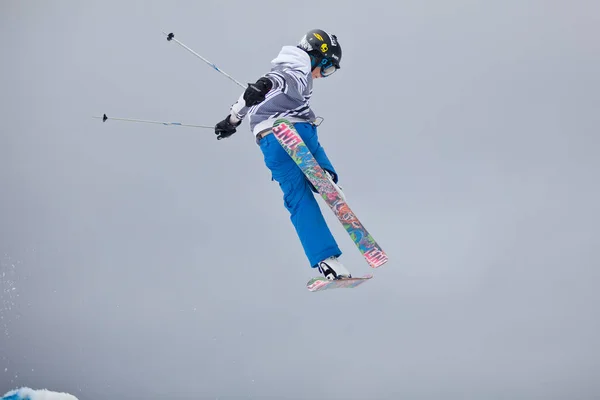 Skie Profesional Saltando Por Aire Haciendo Impresionantes Habilidades Contra Cielo — Foto de Stock