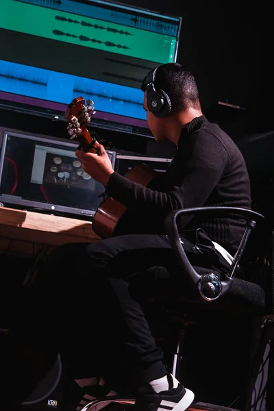 스튜디오에서 기타를 남자의 — 스톡 사진