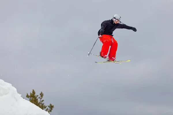 Professionell Skidåkning Hoppar Genom Luften Och Gör Imponerande Färdigheter Mot — Stockfoto