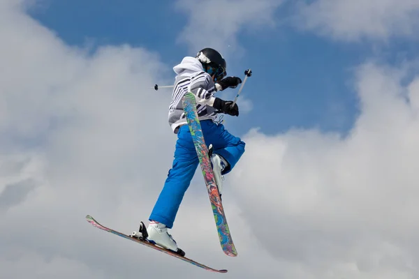 Skie Profesional Saltando Por Aire Haciendo Impresionantes Habilidades Contra Cielo —  Fotos de Stock