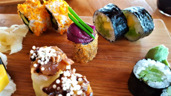 Eine Nahaufnahme Von Verschiedenen Sushi Rollen Auf Einer Holzoberfläche — Stockfoto