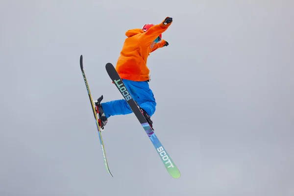 Een Professionele Skie Die Door Lucht Springt Indrukwekkende Vaardigheden Doet — Stockfoto