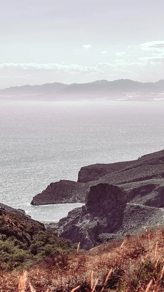 西班牙海岸上岩石的一张垂直的照片 — 图库照片