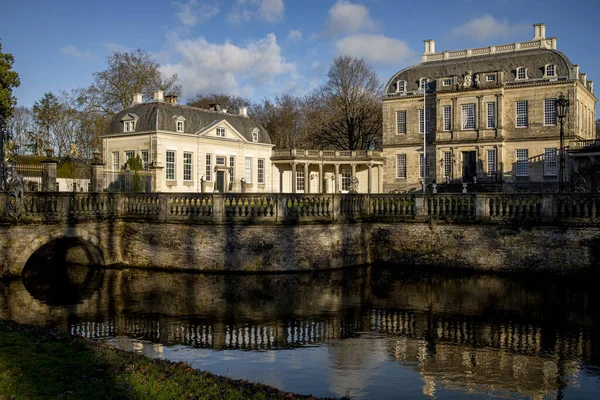 Moated Huis Voorst Kastély Tükröződik Csatornában Bejárati Híd Előtérben — Stock Fotó