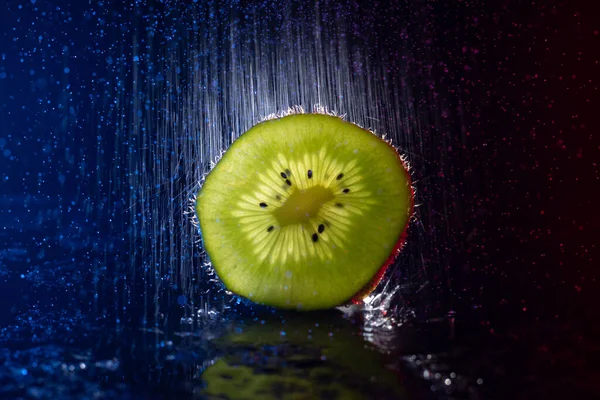Rodaja Delgada Jugosa Del Kiwi Sobre Superficie Brillante Colorida Brillante —  Fotos de Stock