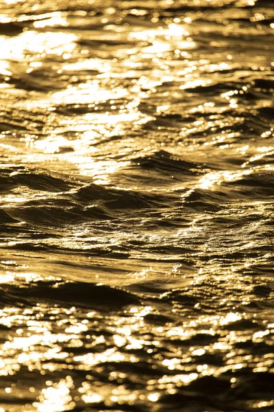 일몰중의 음산하고 바람이 바다에서 형성되는 파도의 매혹적 — 스톡 사진