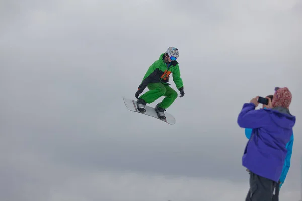 Snowboarder Sautant Haut Dans Les Airs Station Ski Wisp Deep — Photo