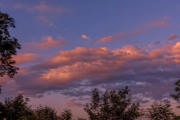 Een Prachtig Roze Schaduwrijk Wolkenlandschap Achtergrond Van Blauwe Lucht — Stockfoto