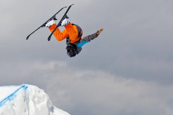 Skie Profesional Saltando Por Aire Haciendo Impresionantes Habilidades Contra Cielo —  Fotos de Stock