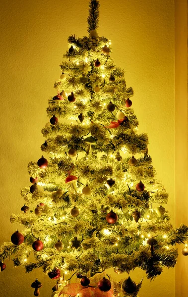 Una Toma Vertical Maravilloso Árbol Navidad Cubierto Juguetes Luces — Foto de Stock