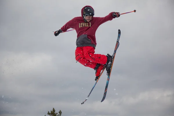 Professionell Skidåkning Hoppar Genom Luften Och Gör Imponerande Färdigheter Mot — Stockfoto