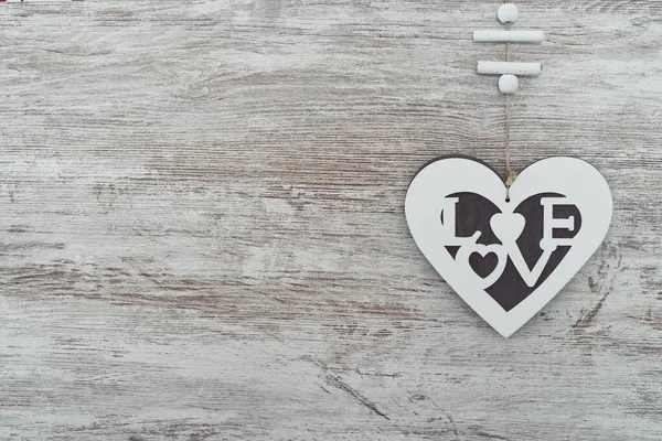 Ein Herzförmiger Holzrahmen Mit Dem Wort Liebe Einer Holzwand — Stockfoto