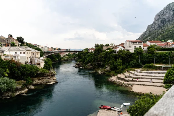 Una Vista Fascinante Ciudad Mostar Con Puente Viejo Edificios Antiguos —  Fotos de Stock