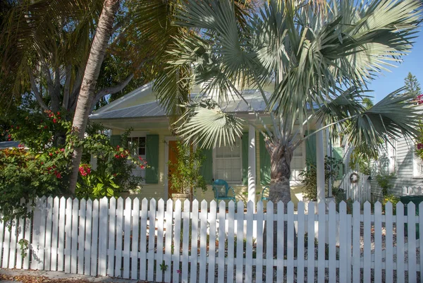 Key West 2011年4月4日 熱帯植物のあるキーウェストの南スタイルの家 フロリダ州 — ストック写真