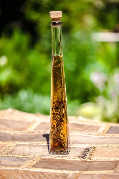 玻璃瓶中的迷迭香精油的垂直特写镜头 — 图库照片