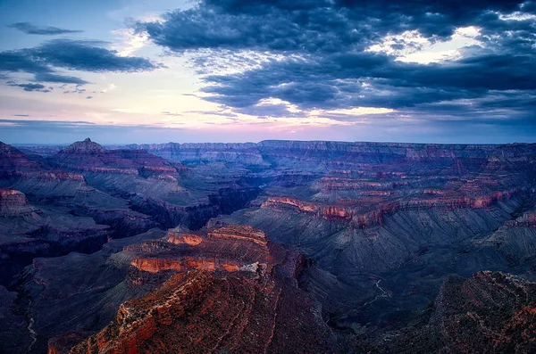 Colpo Aereo Canyon Roccioso Coperto Verde Sfondo Fantastico Tramonto Rosa — Foto Stock