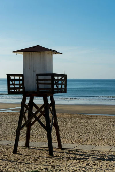 Disparo Vertical Una Torre Salvavidas Playa Rodeada Por Mar — Foto de Stock