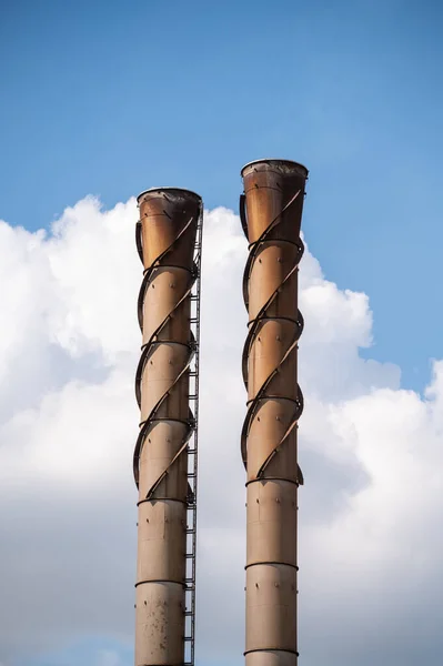 Colpo Verticale Dei Camini Una Fabbrica Industriale Und — Foto Stock