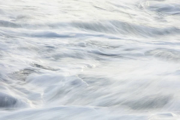 悲観的で風の強い日に海の中で形成される波の魅惑的な景色 — ストック写真