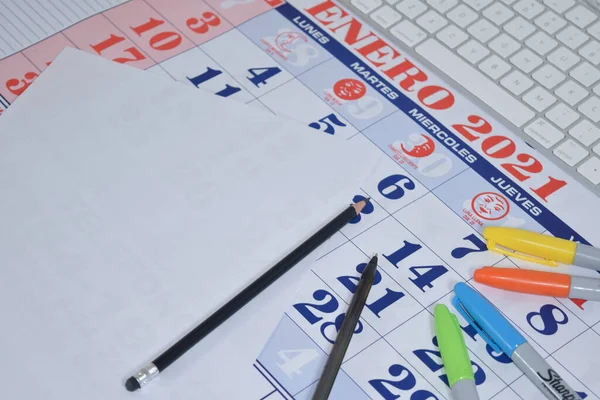 Plan Sélectif Papier Stylos Crayons Sur Calendrier Avec Des Écrits — Photo