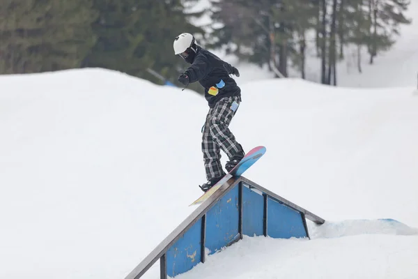 Snowboardista Rampě Lyžařském Středisku Chomáč Hlubokém Potoce Jezera Maryland — Stock fotografie