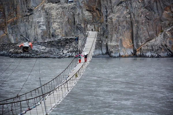 Una Toma Aérea Largo Puente Colgante Sobre Agua Que Conduce —  Fotos de Stock