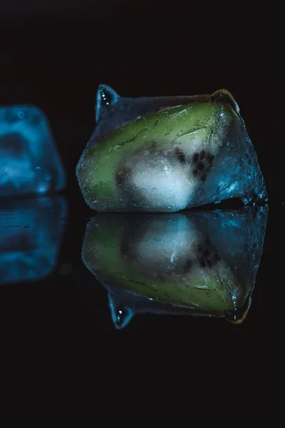 Свежий Тающий Кубики Льда Киви Темном Фоне — стоковое фото