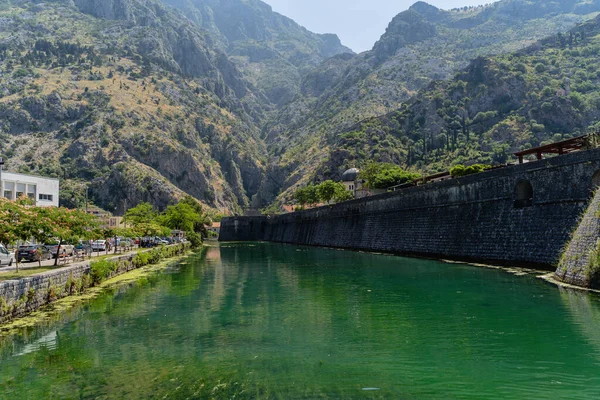 Una Muralla Una Antigua Fortaleza Casco Antiguo Kotor Montenegro —  Fotos de Stock