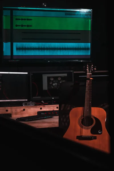 스튜디오 의자에 기타의 — 스톡 사진