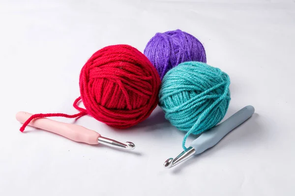 白い表面に赤 青の編み糸とかぎ針編みのフックのクローズアップ — ストック写真