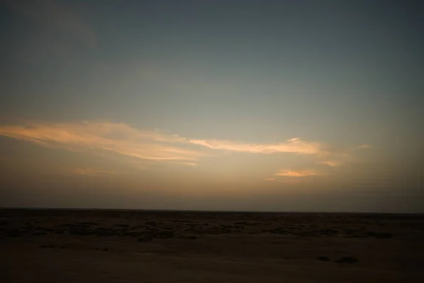 Piękne Ujęcie Chmur Nad Spokojną Pustynią Katarze Bliski Wschód — Zdjęcie stockowe