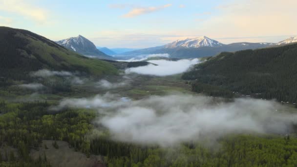 Vista Pitoresca Montanhas Nuvens Brancas Macias Cobrindo Vale Com Fundo — Vídeo de Stock