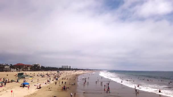 Groupe Personnes Qui Amusent Sur Plage Sous Ciel Nuageux Tourné — Video