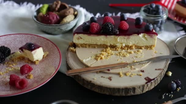Egy Darab Finom Torta Bogyókkal Fehér Tányérral Asztalon Közelkép — Stock videók
