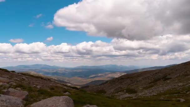 Pintoresca Vista Interminables Montañas Bajo Nubes Blancas Esponjosas Sobre Fondo — Vídeo de stock