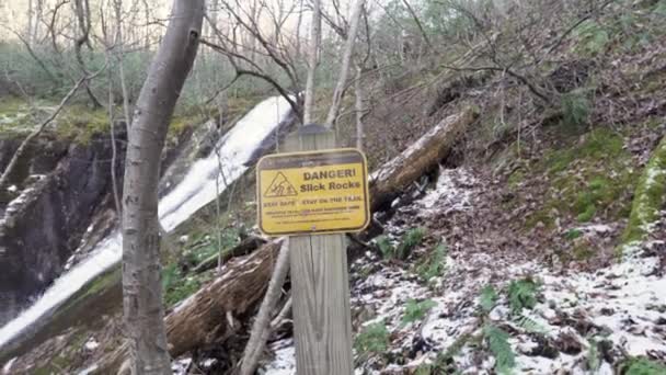 Ein Glattes Felswarnschild Mit Einem Wasserfall Hintergrund — Stockvideo