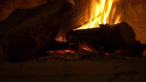 Vue Rapprochée Des Grumes Feu Dans Cheminée — Video