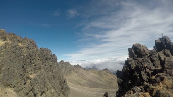 Pittoresca Vista Della Valle Montagna Bianche Nuvole Soffice Sfondo Cielo — Video Stock