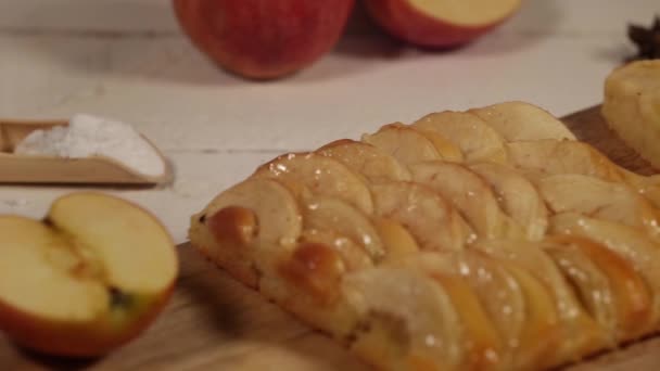 木の板の上の甘いおいしいアップルケーキ — ストック動画